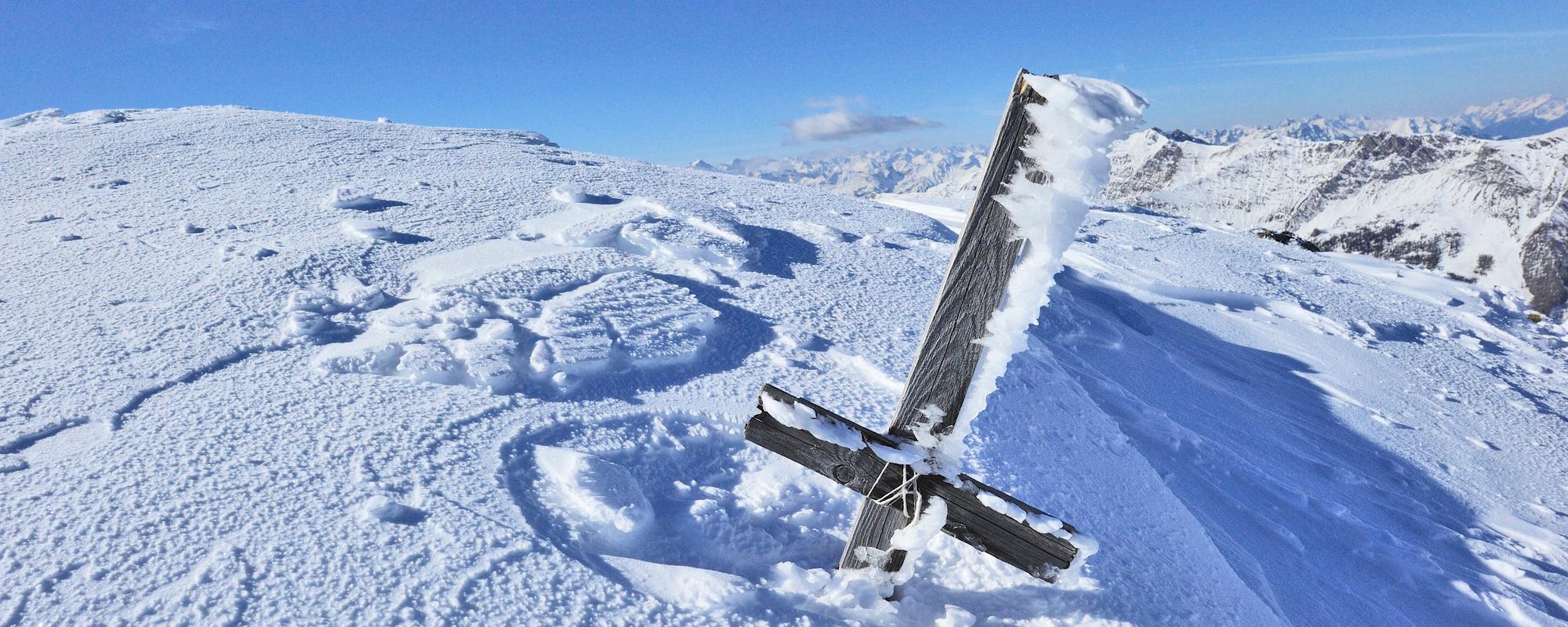 Gipfelkreuz im Schnee
